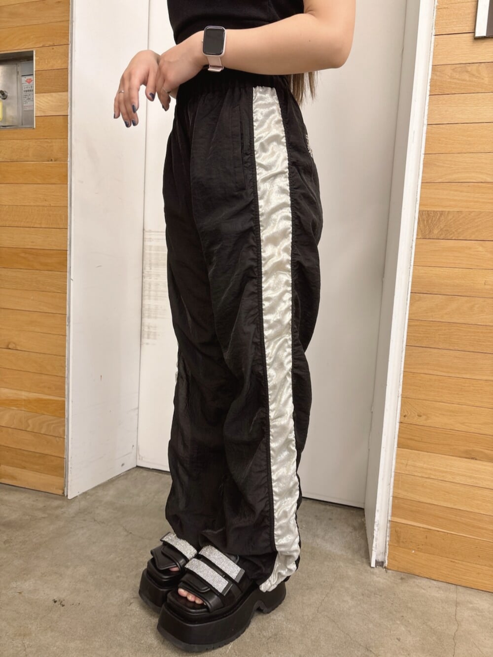ブラック系のサンダル、ブラック系のその他パンツ、ブラック系のTシャツ/カットソーを着用したレディースの春コーディネートの5枚目の写真