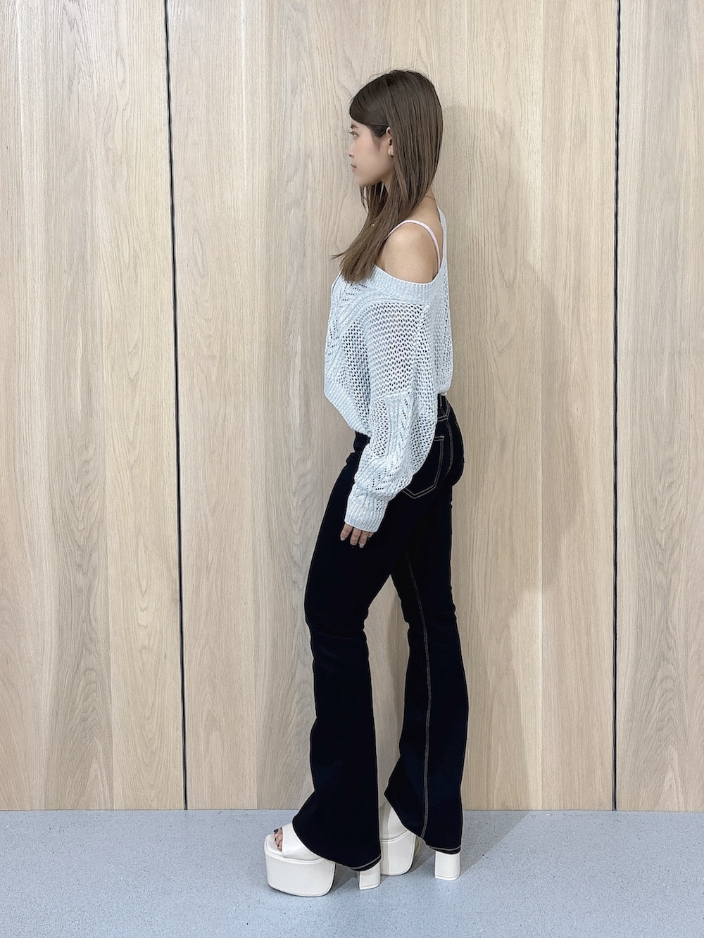 グレー系のカーディガン/ボレロ、ピンク系のキャミソール、ブラック系のデニムパンツを着用したレディースの夏コーディネートの2枚目の写真