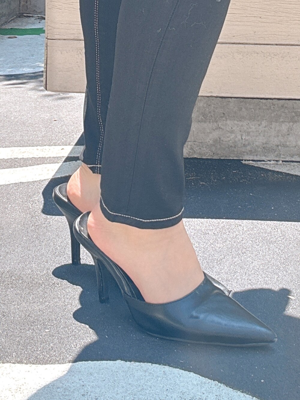 ホワイト系のニット/セーター、ブルー系のデニムパンツ、ブラック系のパンプスを着用したレディースの春コーディネートの7枚目の写真