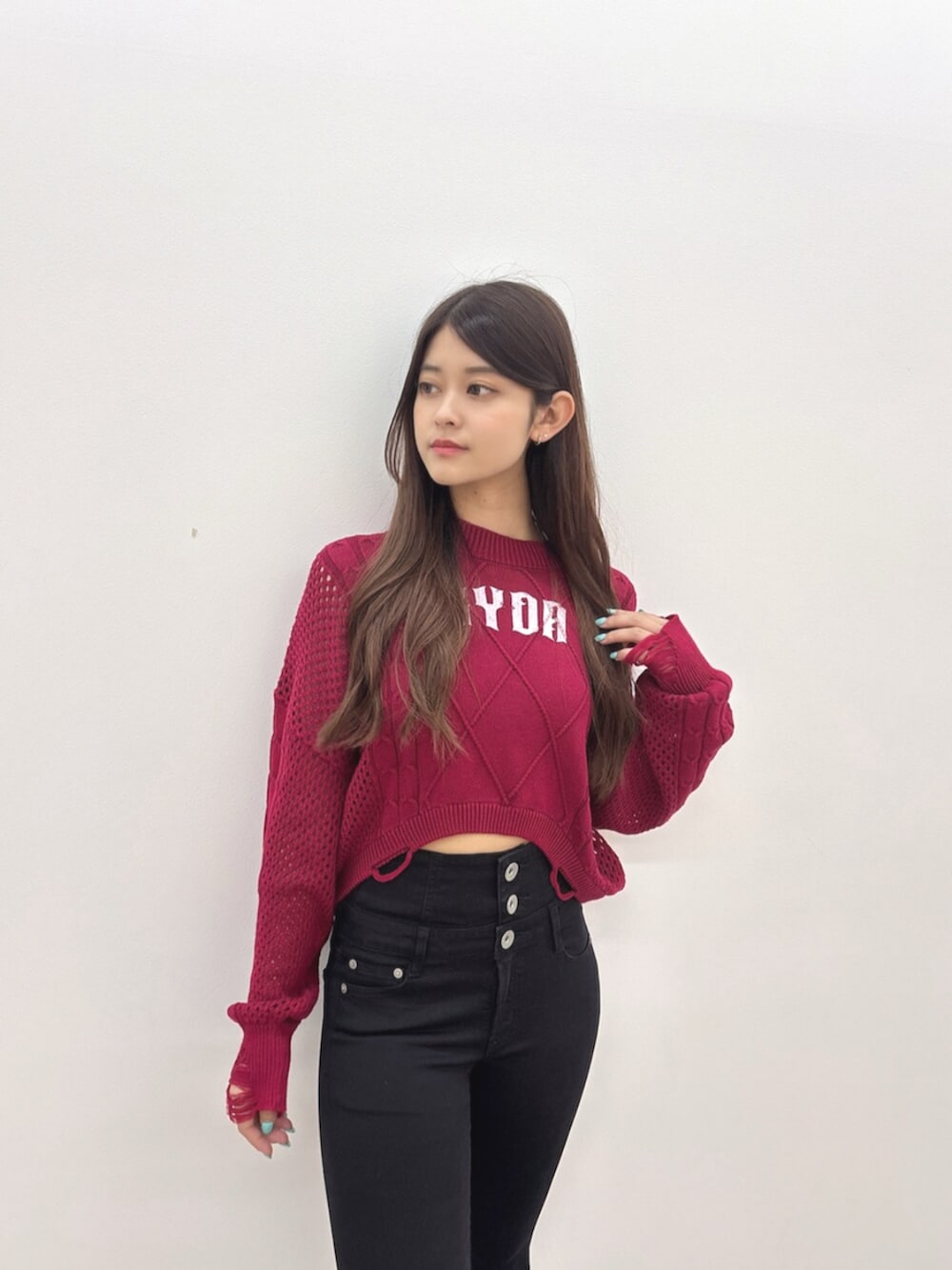 ブラック系のサンダル、レッド系のニット/セーター、ブラック系のデニムパンツを着用したレディースの夏コーディネートの4枚目の写真