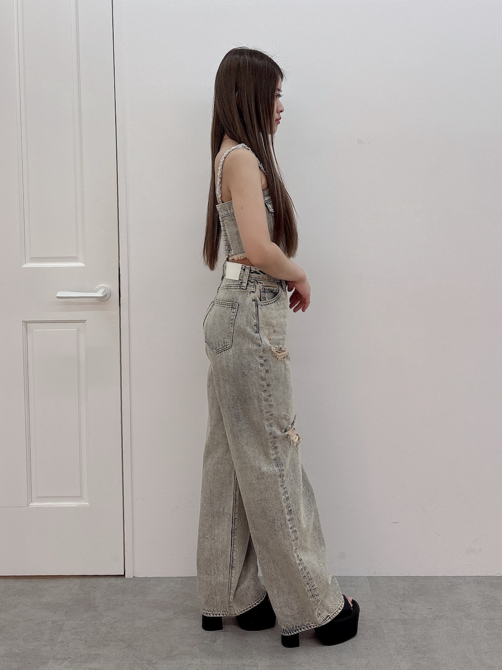 ブルー系のつなぎ/オールインワン、ブラック系のサンダルを着用したレディースの春コーディネートの2枚目の写真