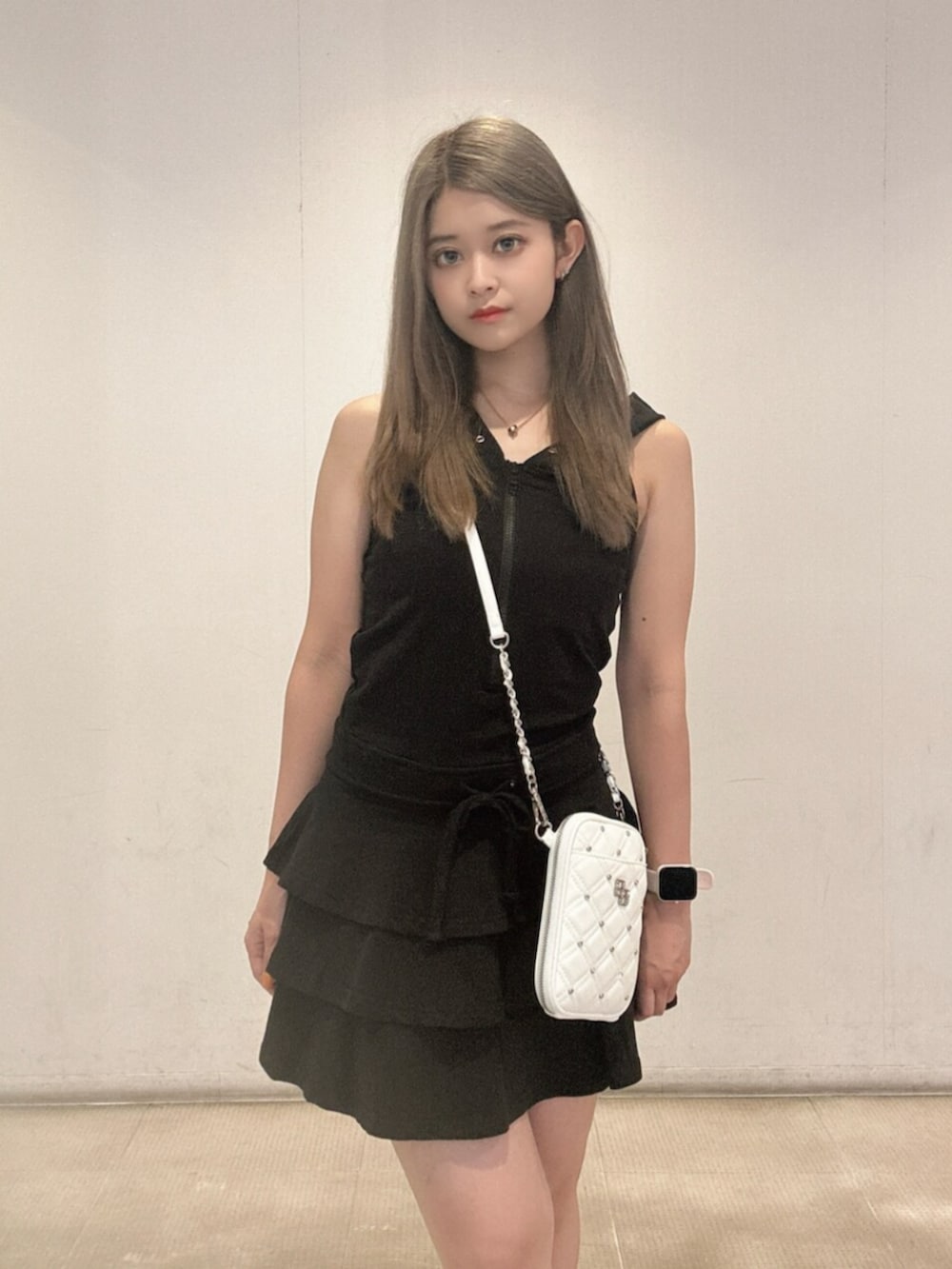 ブラック系のワンピース、ホワイト系のショルダーバッグ、ブラック系のサンダルを着用したレディースの夏コーディネートの4枚目の写真