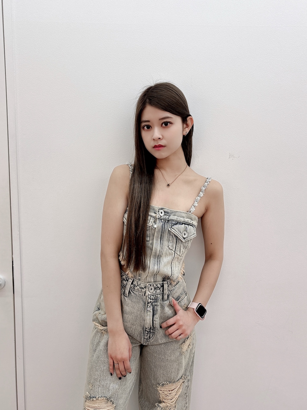 ブルー系のつなぎ/オールインワン、ブラック系のサンダルを着用したレディースの春コーディネートの4枚目の写真