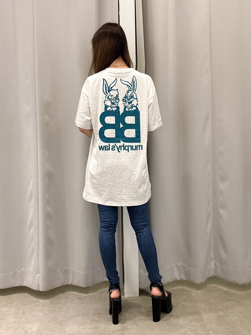 グレー系のTシャツ/カットソー、ブルー系のデニムパンツ、ブラック系のサンダルを着用したレディースの夏コーディネートの3枚目の写真