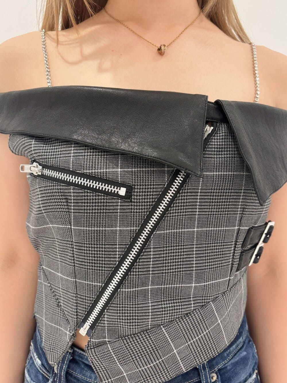 ブラック系のサンダル、ブルー系のデニムパンツ、ブラック系のシャツ/ブラウスを着用したレディースの夏コーディネートの5枚目の写真