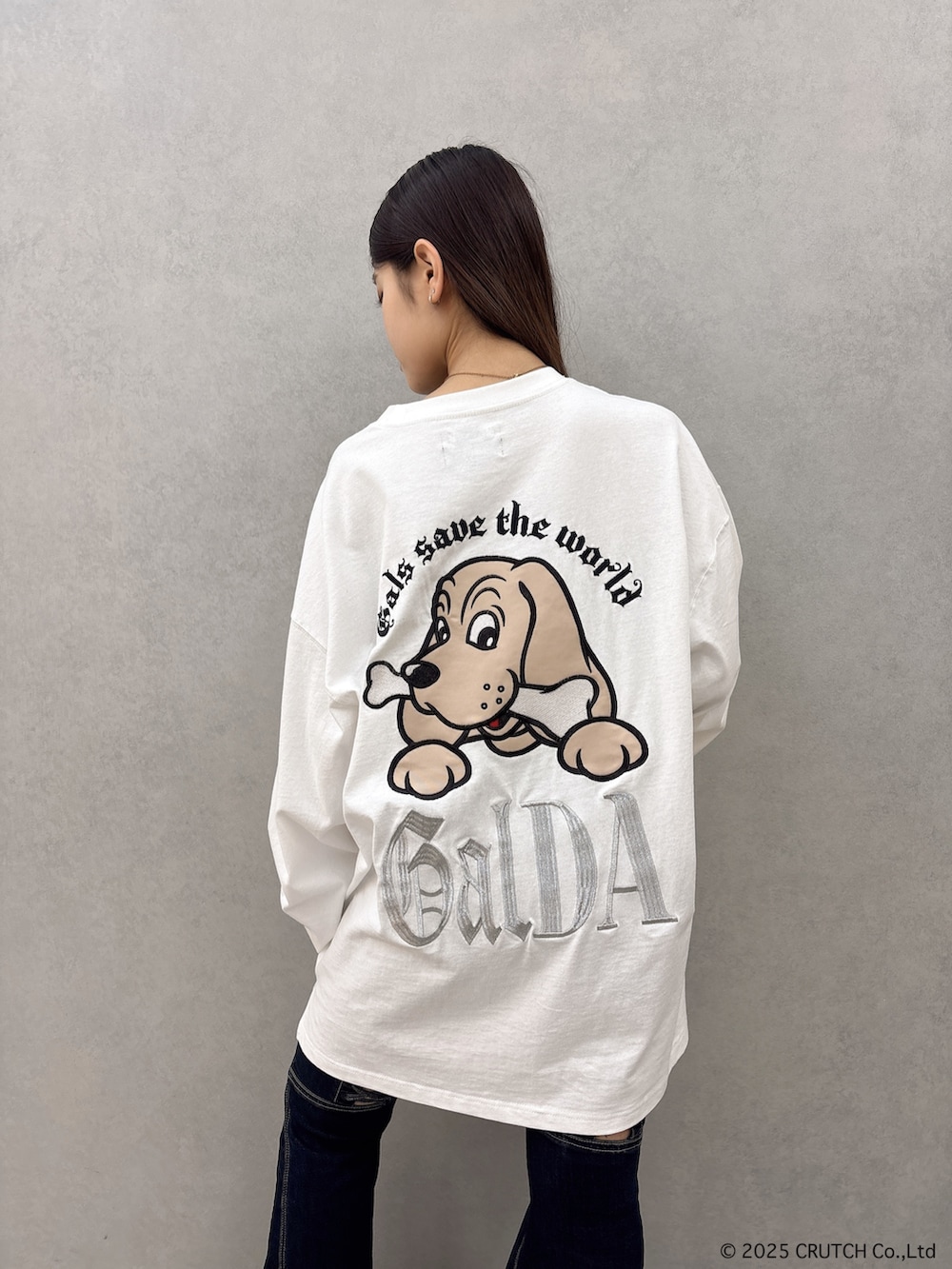 ホワイト系のTシャツ/カットソー、ブルー系のデニムパンツ、ブラック系のブーツを着用したレディースの秋コーディネートの5枚目の写真