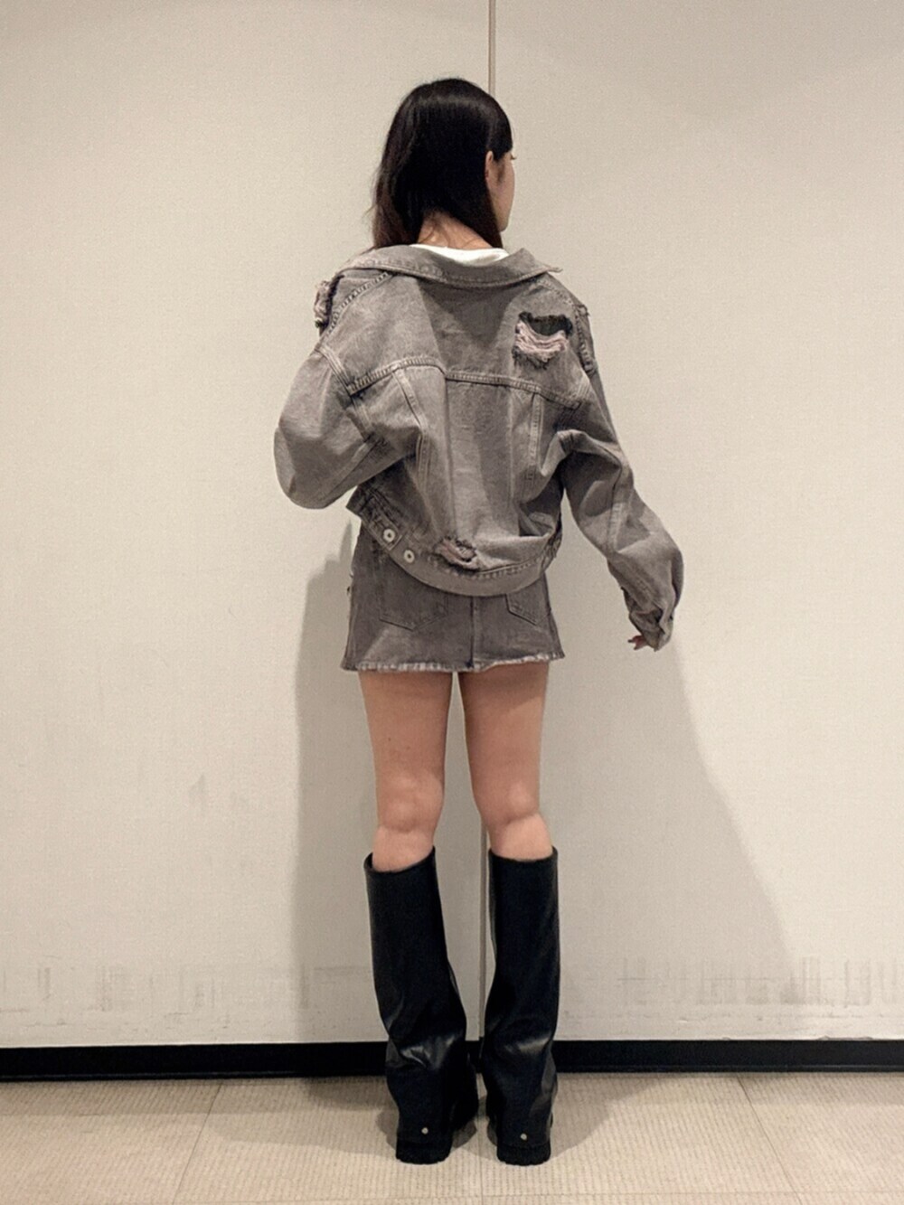 ホワイト系のTシャツ/カットソー、ピンク系のデニムジャケット、ピンク系のデニムスカートを着用したレディースの秋コーディネートの3枚目の写真