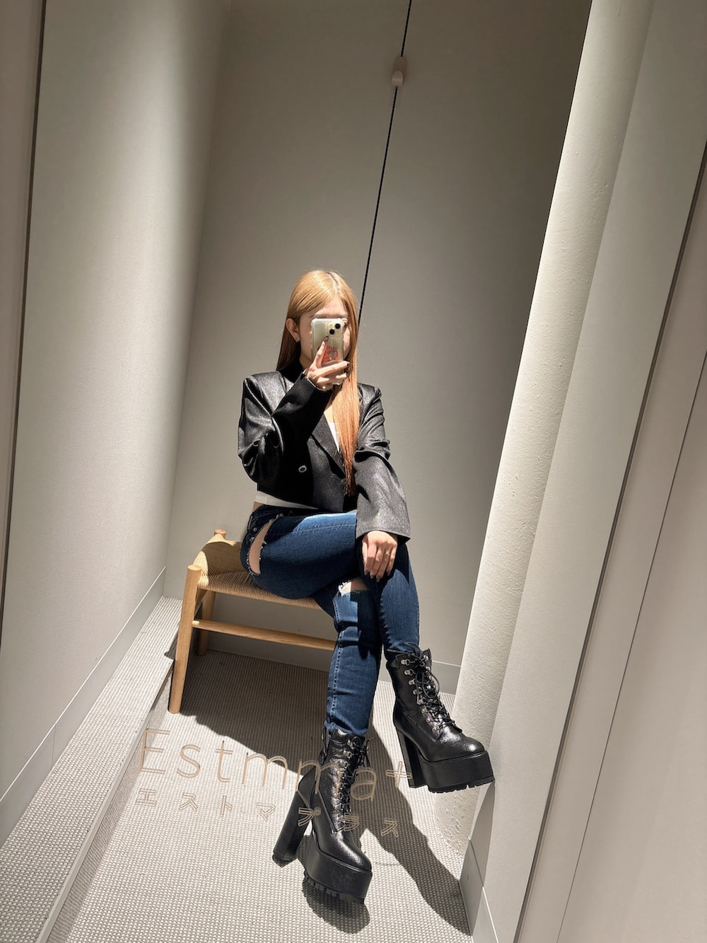 ホワイト系のキャミソール、ブラック系のテーラードジャケット、ブルー系のデニムパンツを着用したレディースの春コーディネートの5枚目の写真