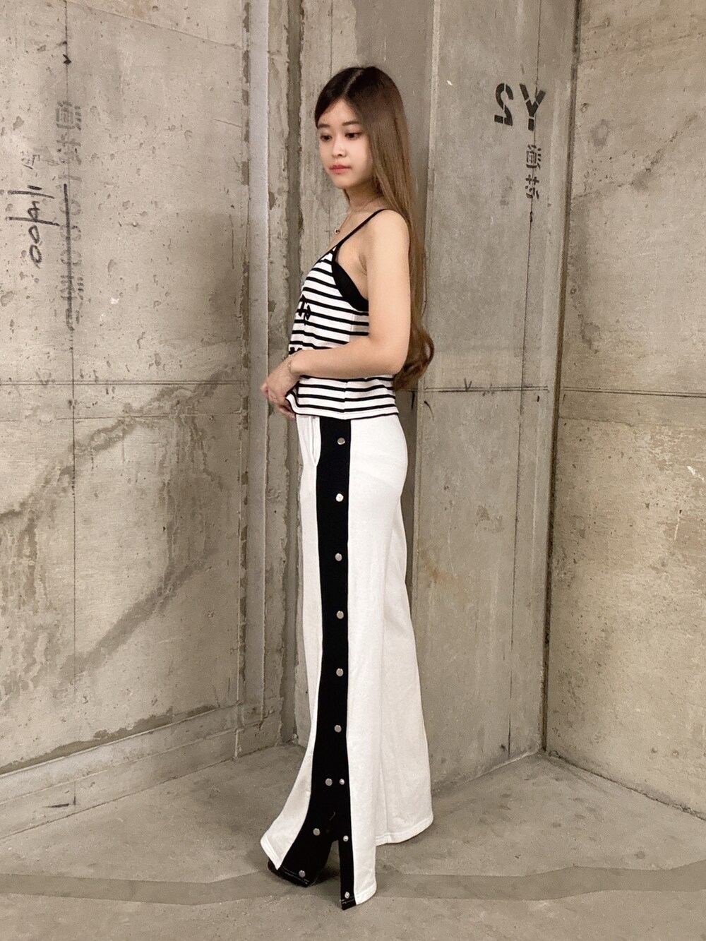 その他のキャミソール、ホワイト系のその他パンツ、ブラック系のサンダルを着用したレディースの春コーディネートの2枚目の写真