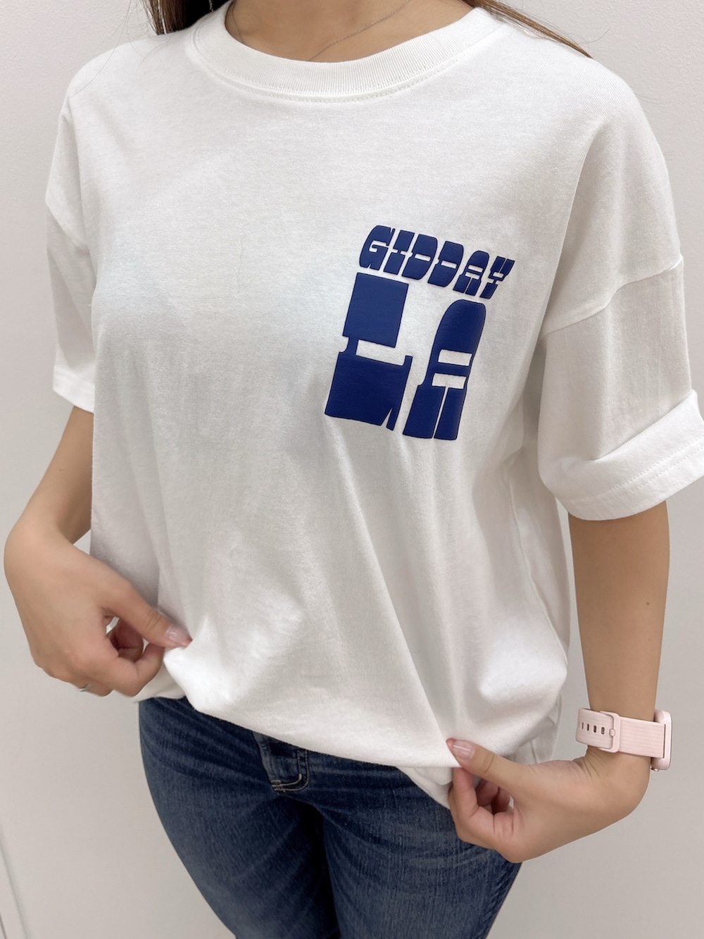 ホワイト系のTシャツ/カットソー、ブルー系のデニムパンツ、ベージュ系のサンダルを着用したレディースの夏コーディネートの5枚目の写真