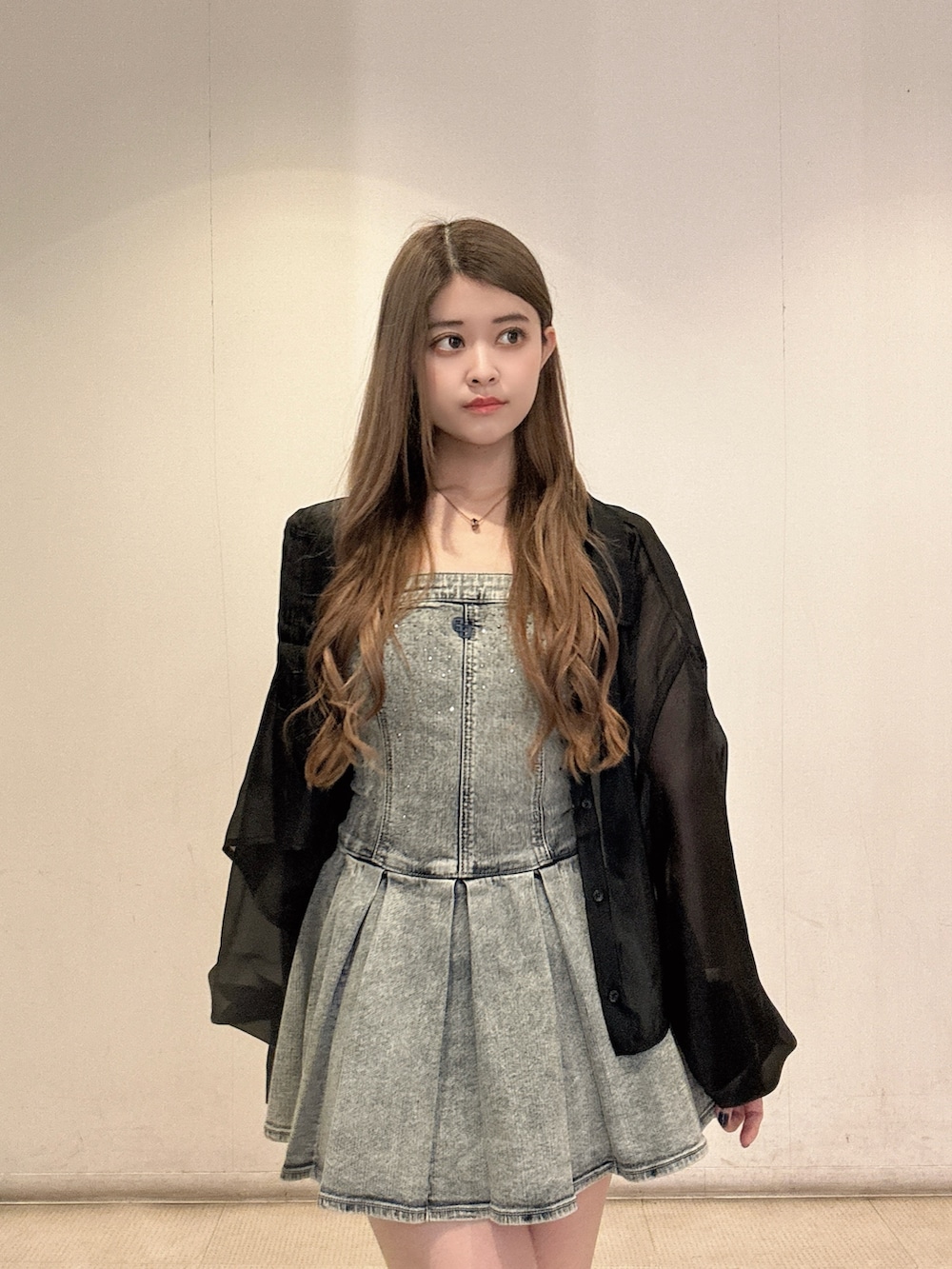 ブルー系のワンピース、ブラック系のシャツ/ブラウス、ブラック系のサンダルを着用したレディースの春コーディネートの5枚目の写真
