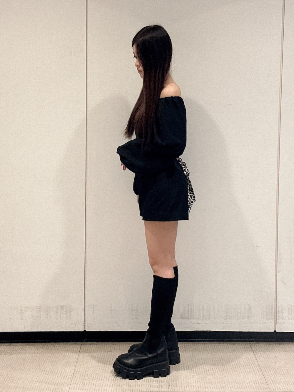 ブラック系のシャツ/ブラウス、ブラック系のその他パンツ、ブラック系のブーツを着用したレディースの秋コーディネートの3枚目の写真