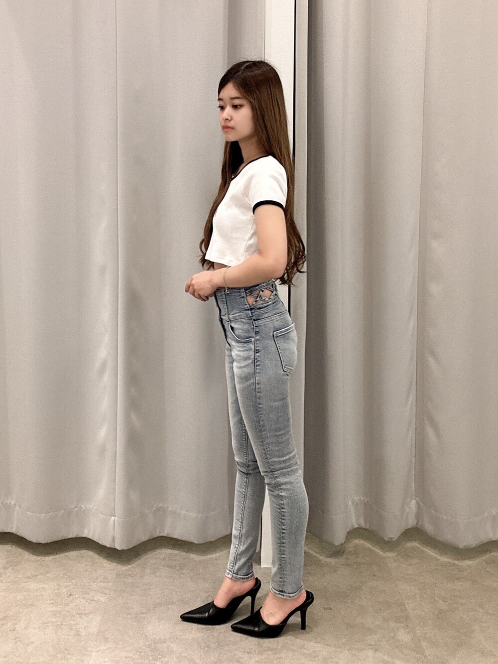 ホワイト系のTシャツ/カットソー、ブルー系のデニムパンツ、ブラック系のパンプスを着用したレディースの春コーディネートの2枚目の写真