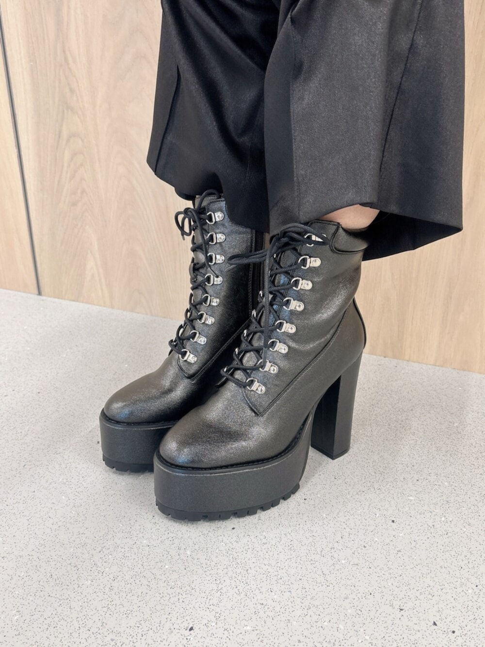 ホワイト系のキャミソール、ブラック系のテーラードジャケット、ブラック系のその他パンツを着用したレディースの春コーディネートの6枚目の写真