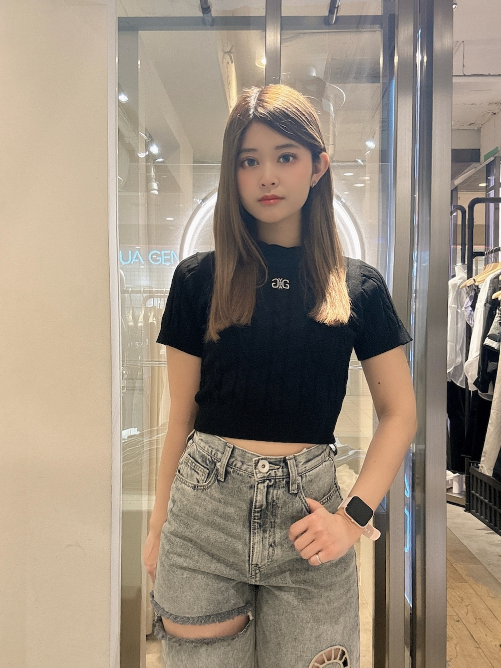 ブラック系のTシャツ/カットソー、ブルー系のデニムパンツ、ブラック系のサンダルを着用したレディースの春コーディネートの4枚目の写真