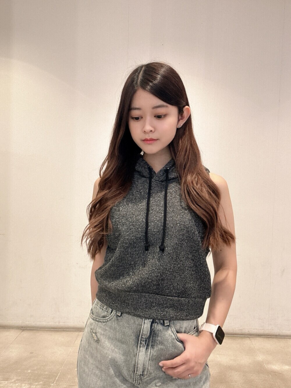 ブルー系のデニムパンツ、ブラック系のTシャツ/カットソー、ブラック系のスニーカーを着用したレディースの夏コーディネートの4枚目の写真