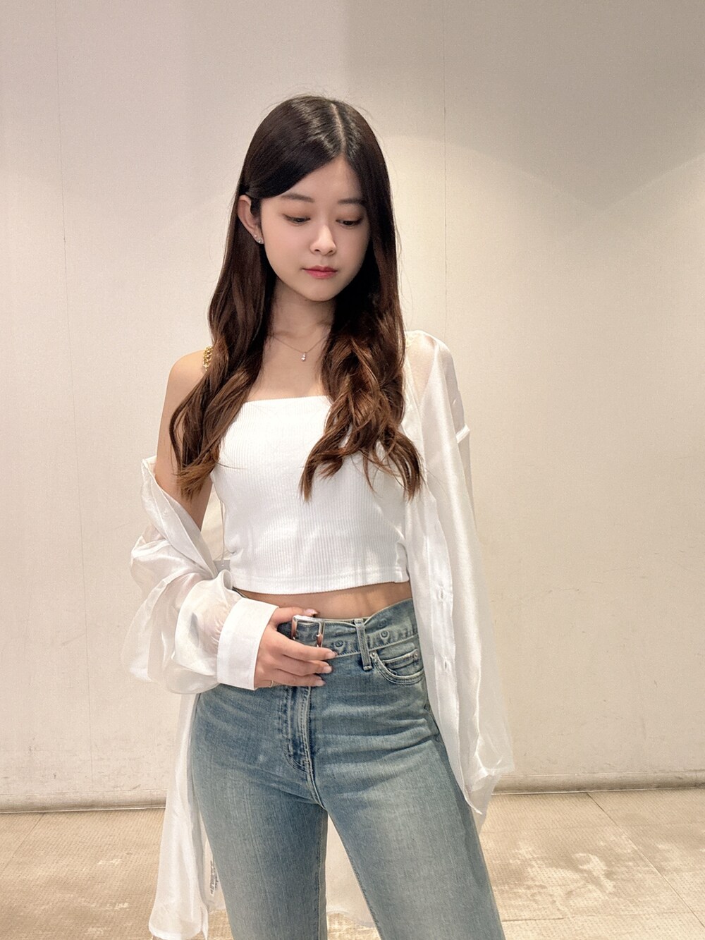 ホワイト系のキャミソール、ホワイト系のシャツ/ブラウス、ブルー系のデニムパンツを着用したレディースの夏コーディネートの4枚目の写真