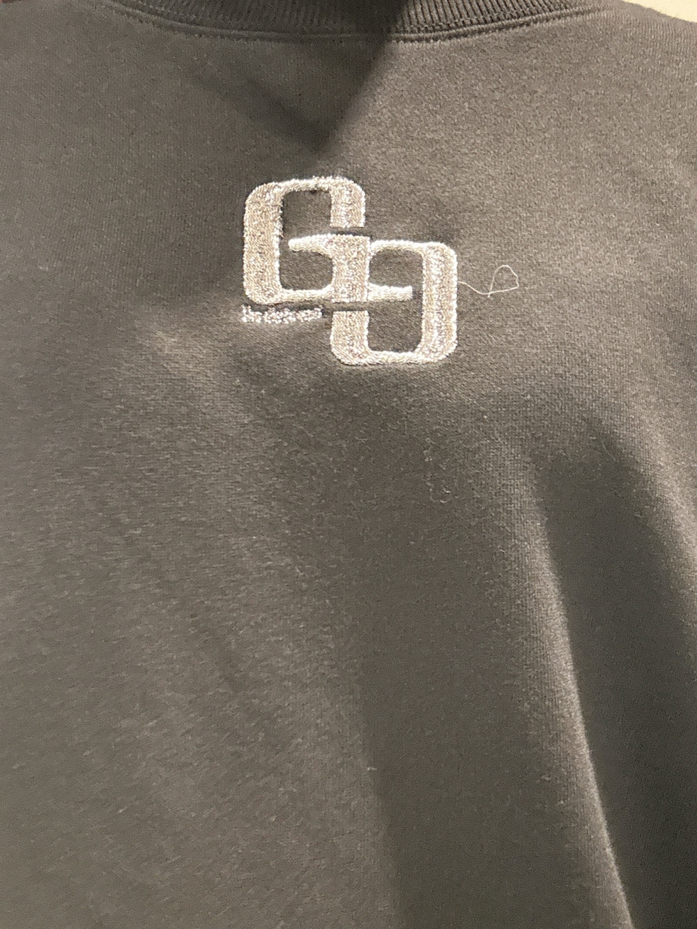 ブラック系のパーカー、ブルー系のデニムパンツ、ブラック系のブーツを着用したレディースの秋コーディネートの5枚目の写真