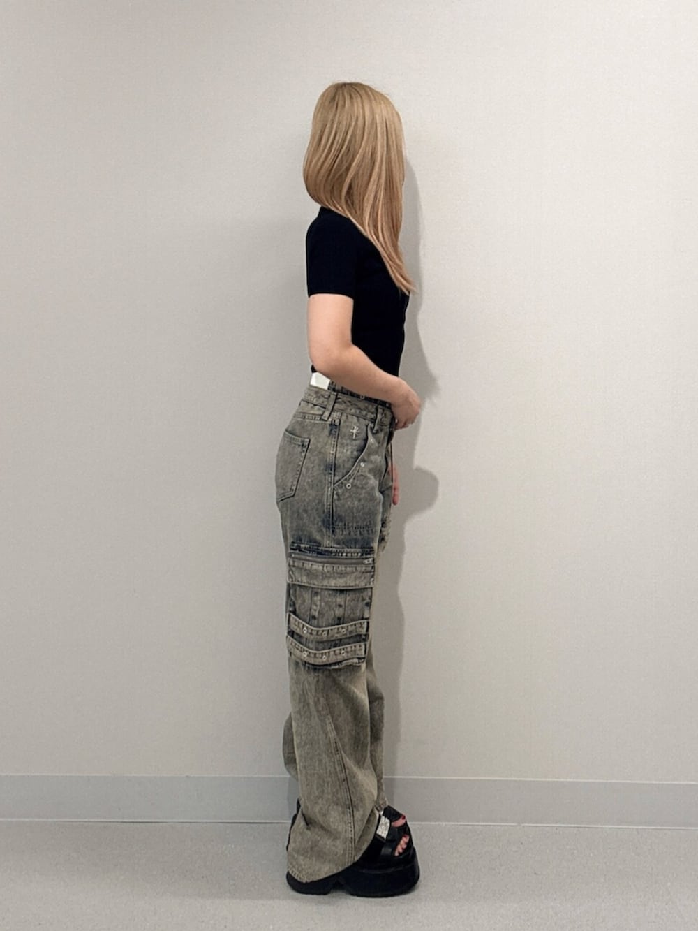ブラック系のサンダル、ブラック系のTシャツ/カットソー、ブルー系のデニムパンツを着用したレディースの夏コーディネートの2枚目の写真