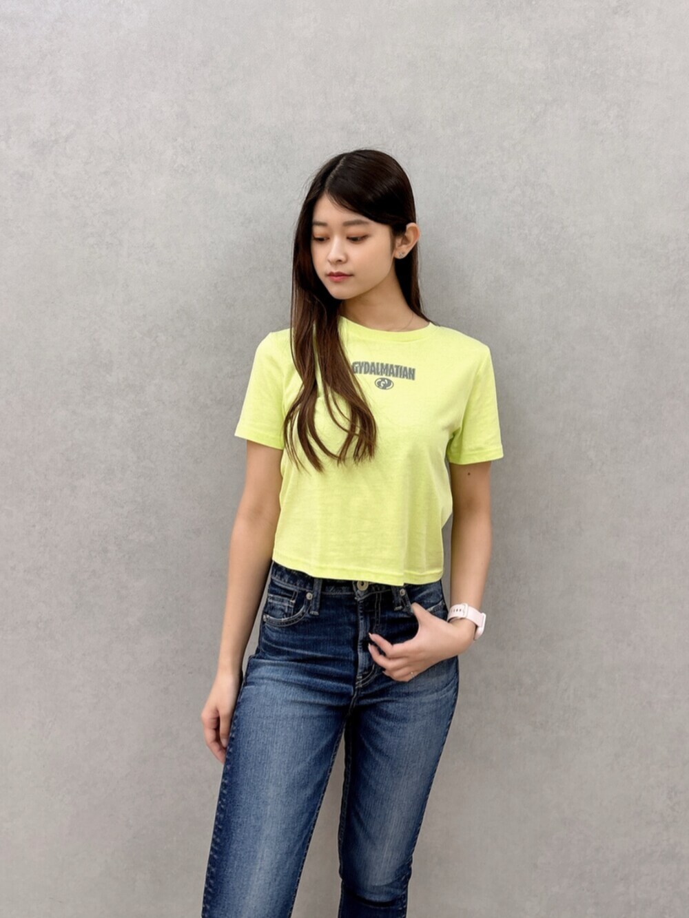 ブルー系のデニムパンツ、グリーン系のTシャツ/カットソー、ホワイト系のサンダルを着用したレディースの夏コーディネートの4枚目の写真