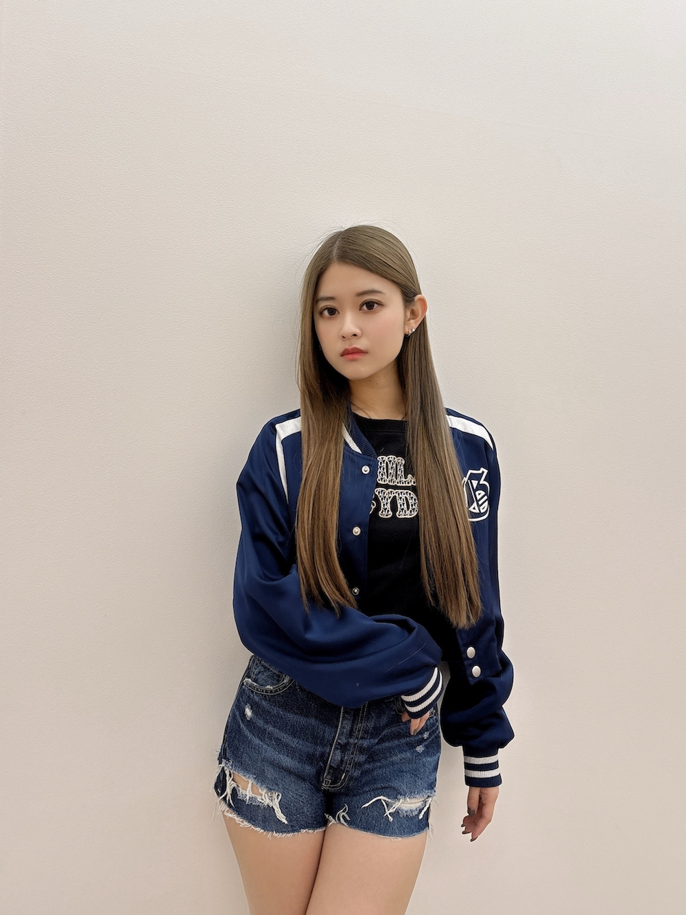 ブラック系のTシャツ/カットソー、ブルー系のブルゾン、ブルー系のデニムパンツを着用したレディースの冬コーディネートの4枚目の写真