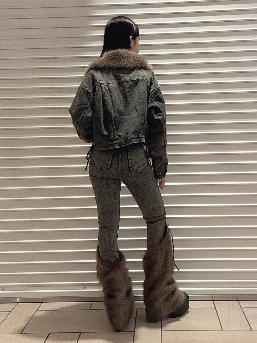 ブラック系のニット/セーター、ブルー系のデニムパンツ、ブルー系のデニムジャケットを着用したレディースの秋コーディネートの4枚目の写真