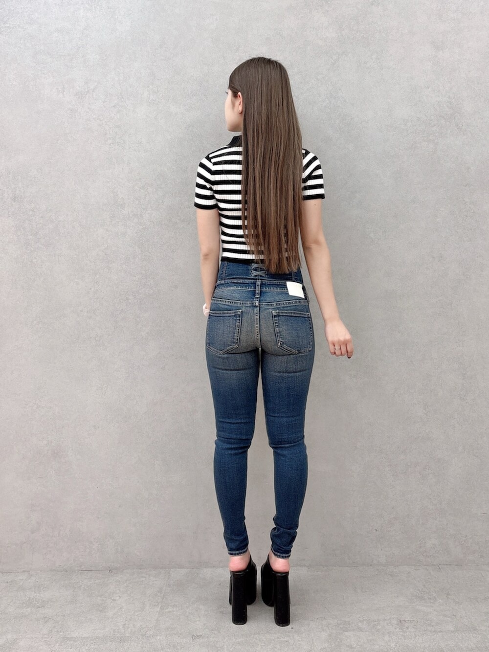 ブルー系のデニムパンツ、ブラック系のサンダル、その他のニット/セーターを着用したレディースの春コーディネートの3枚目の写真