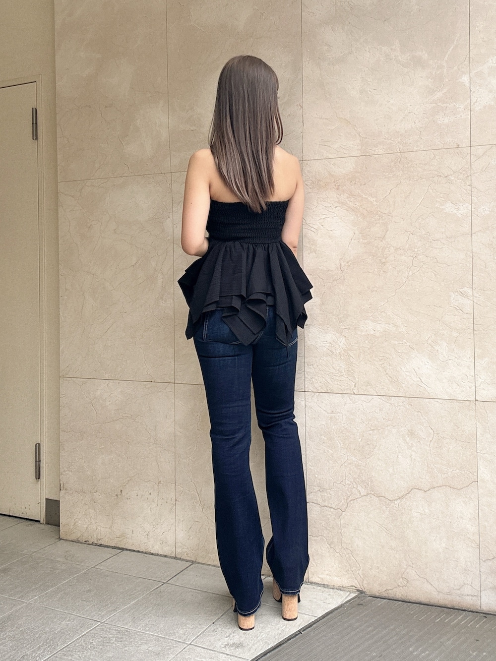 ブラック系のキャミソール、ブルー系のデニムパンツ、ブラック系のサンダルを着用したレディースの夏コーディネートの3枚目の写真