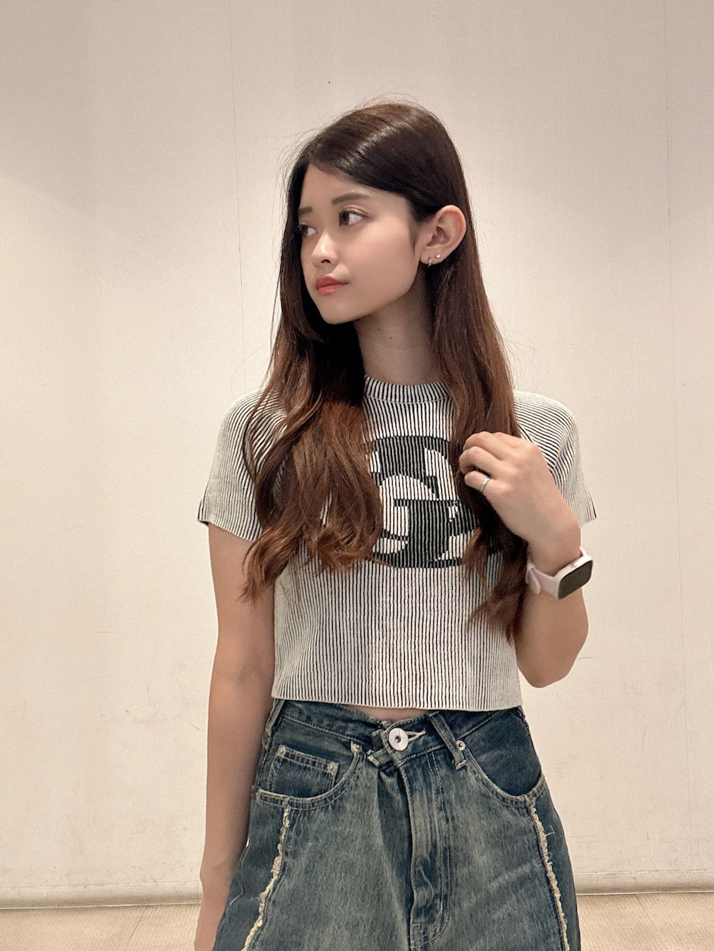 ホワイト系のニット/セーター、ブルー系のつなぎ/オールインワン、ブラック系のスニーカーを着用したレディースの夏コーディネートの4枚目の写真