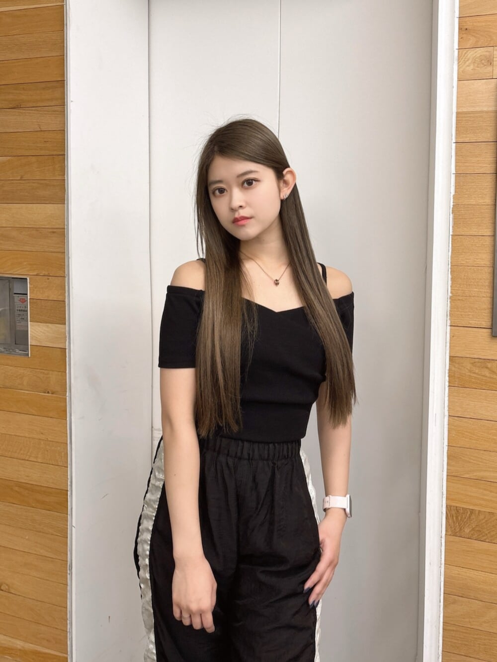 ブラック系のサンダル、ブラック系のその他パンツ、ブラック系のTシャツ/カットソーを着用したレディースの春コーディネートの4枚目の写真