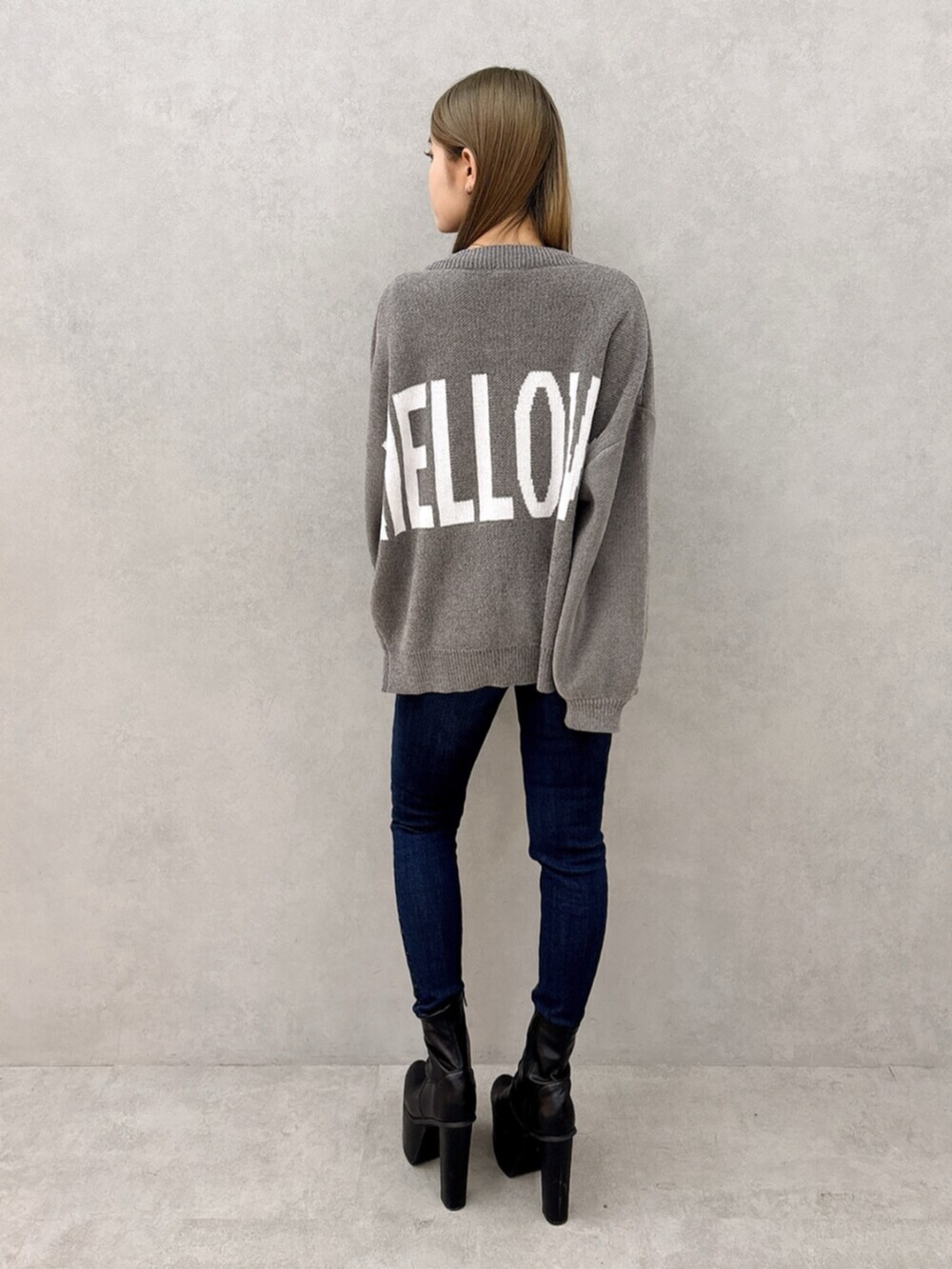 ブラック系のブーツ、ブルー系のデニムパンツ、ブラック系のTシャツ/カットソーを着用したレディースの冬コーディネートの3枚目の写真