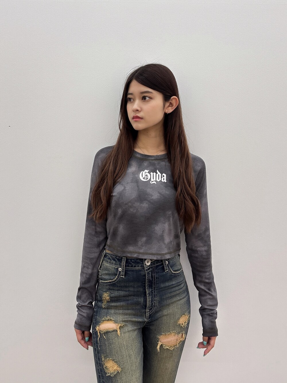 ブラック系のTシャツ/カットソー、ブルー系のデニムパンツ、ブラック系のサンダルを着用したレディースの夏コーディネートの4枚目の写真