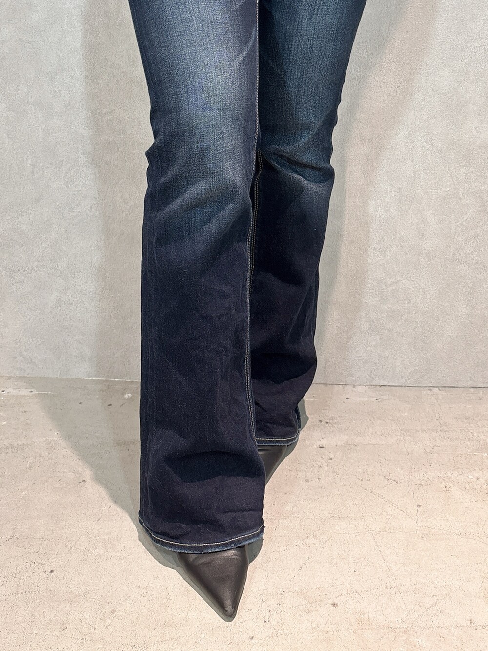 ホワイト系のTシャツ/カットソー、ブラック系のベスト、ブルー系のデニムパンツを着用したレディースの春コーディネートの7枚目の写真