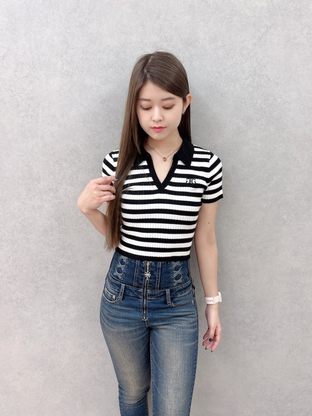 ブルー系のデニムパンツ、ブラック系のサンダル、その他のニット/セーターを着用したレディースの春コーディネートの4枚目の写真