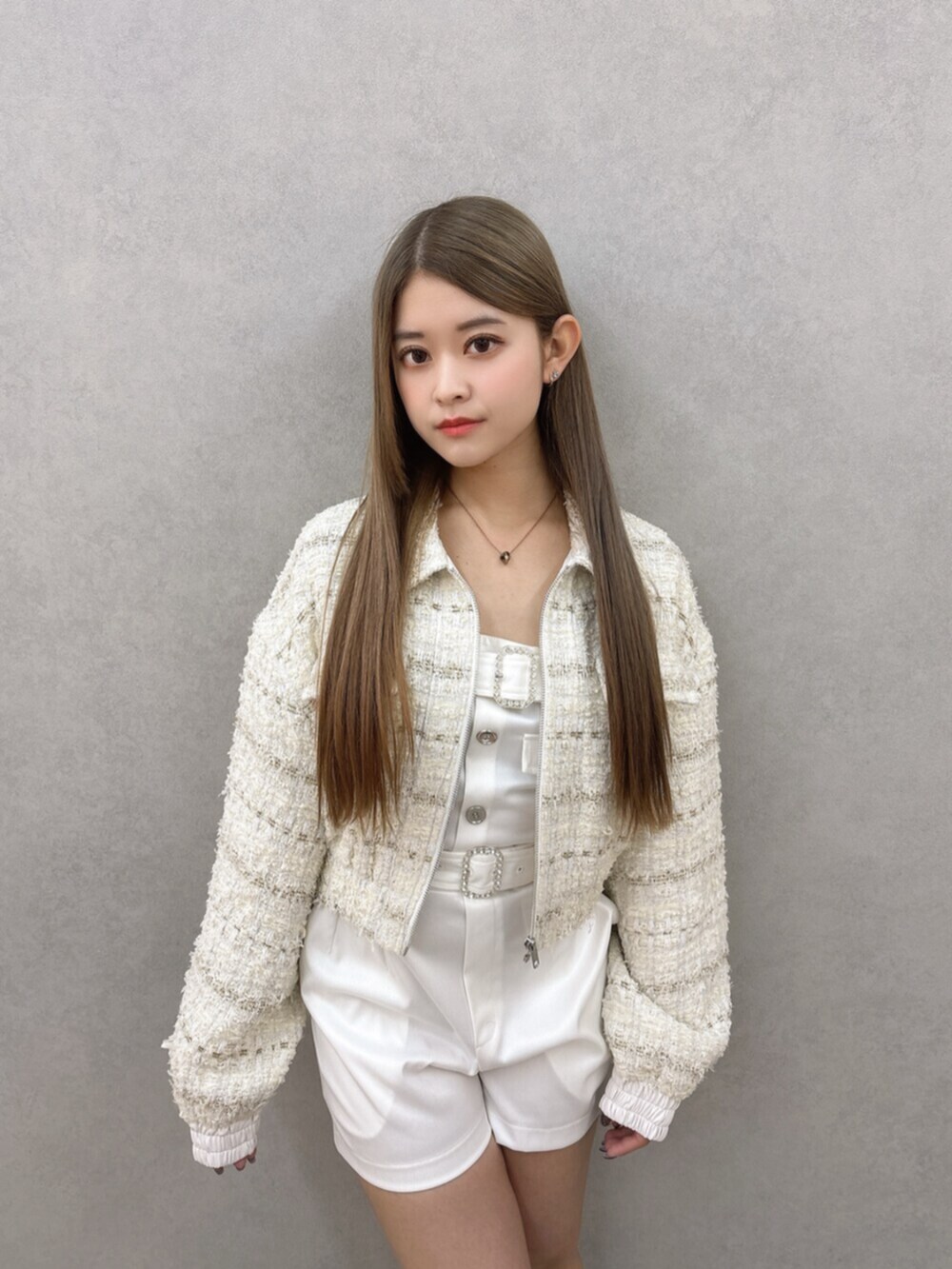 ブラック系のブーツ、ホワイト系のつなぎ/オールインワン、ホワイト系のその他アウターを着用したレディースの冬コーディネートの5枚目の写真