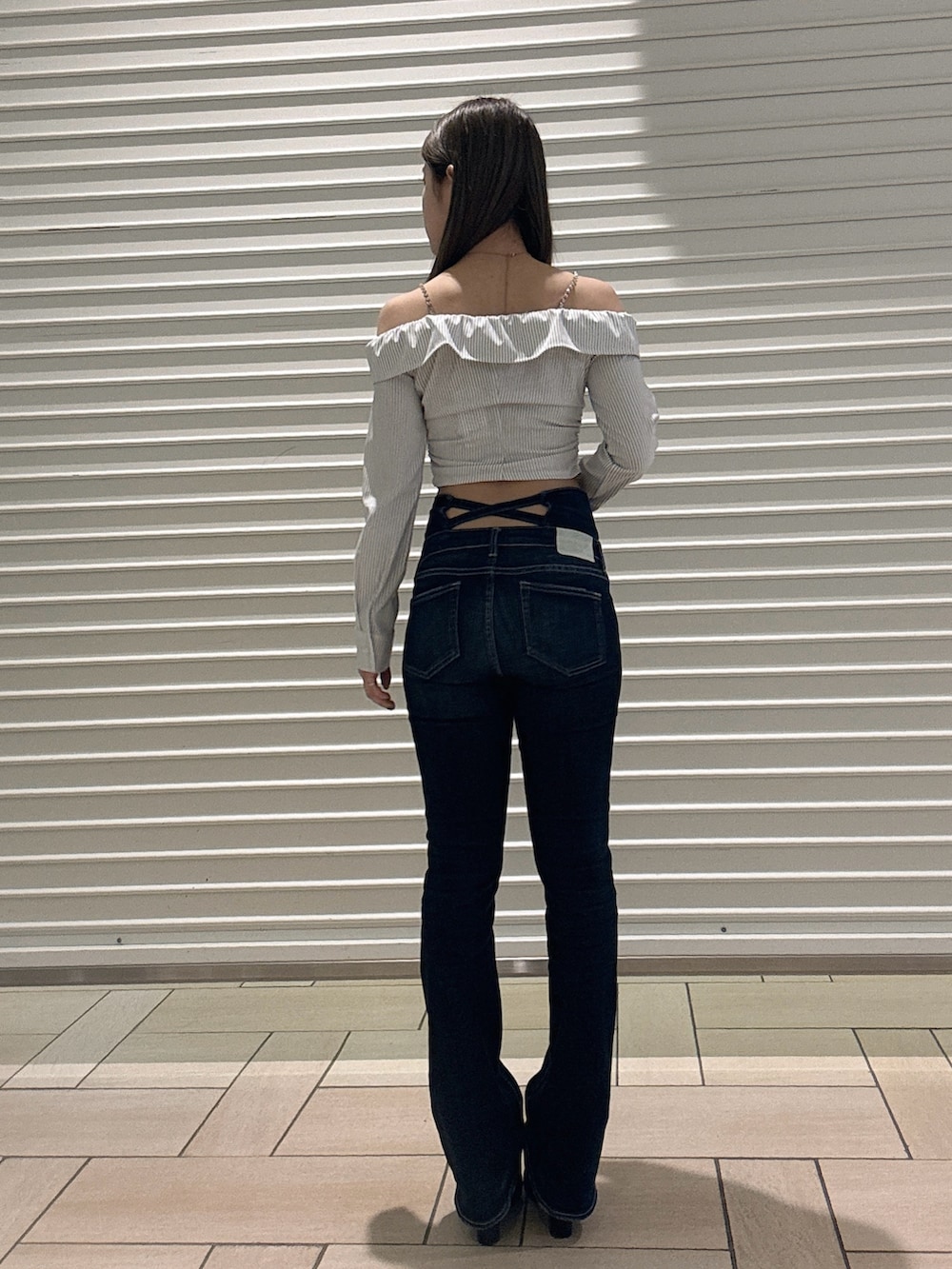 ホワイト系のシャツ/ブラウス、ブルー系のデニムパンツ、ブラック系のサンダルを着用したレディースの春コーディネートの3枚目の写真