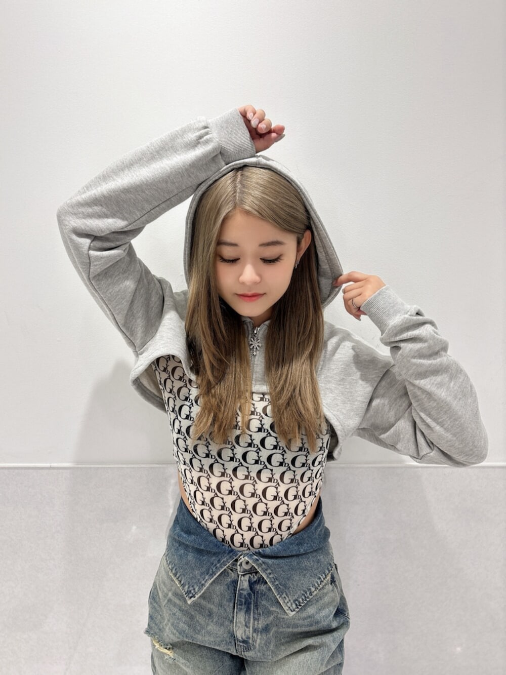 ブラック系のスニーカー、グレー系のパーカー、ホワイト系のTシャツ/カットソーを着用したレディースの夏コーディネートの5枚目の写真