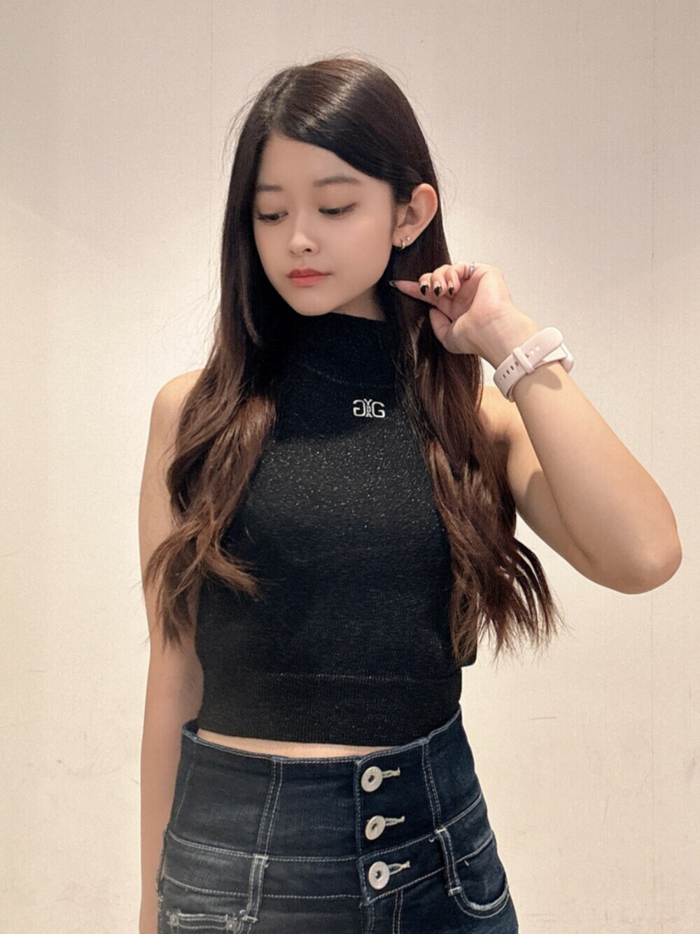 ブラック系のサンダル、ブラック系のニット/セーター、ブルー系のデニムパンツを着用したレディースの夏コーディネートの4枚目の写真