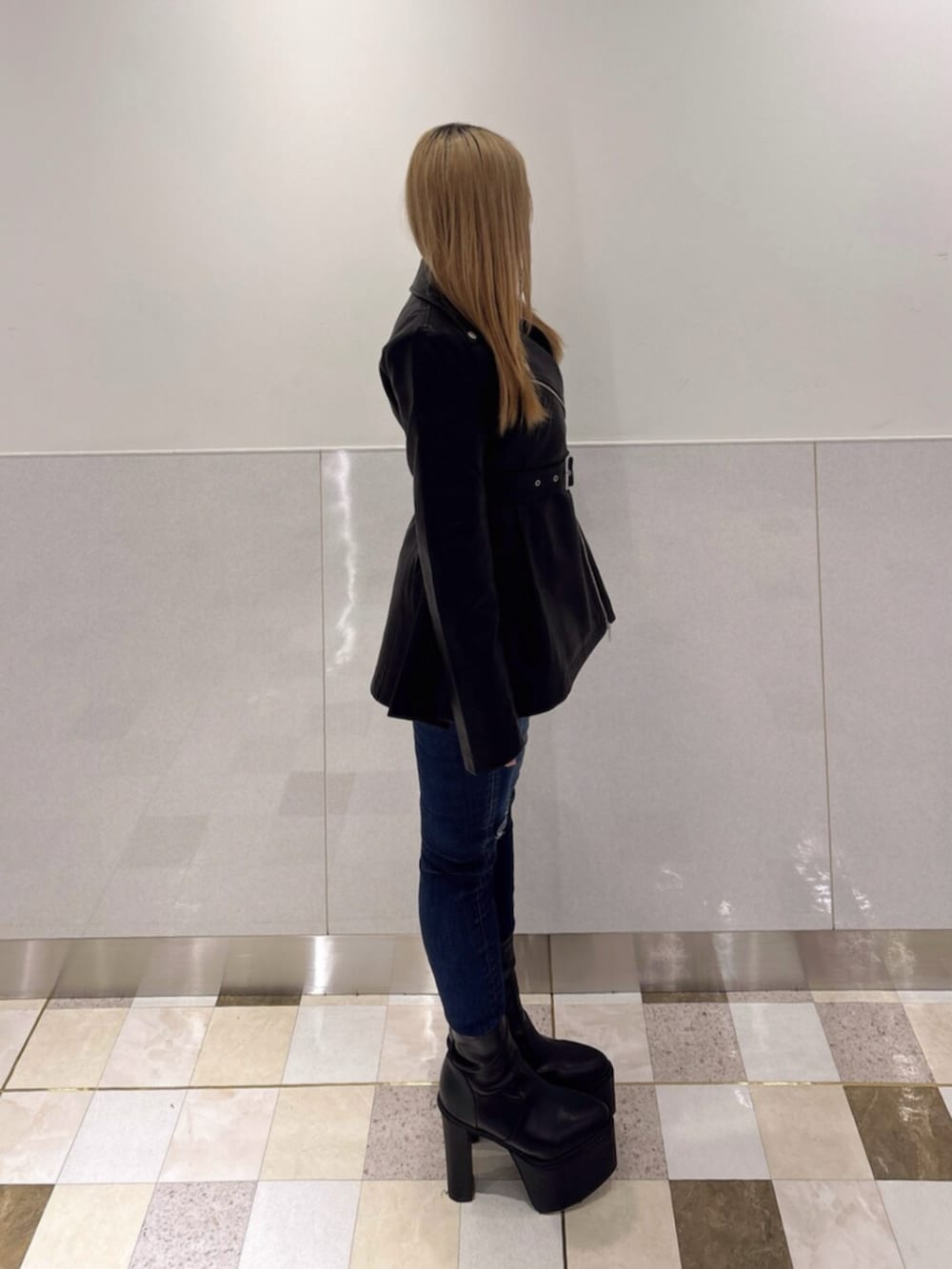 ブルー系のデニムパンツ、ブラック系のブーツ、ブラック系のTシャツ/カットソーを着用したレディースの秋コーディネートの2枚目の写真