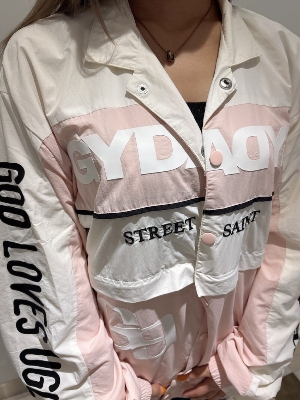 ブルー系のデニムパンツ、ブラック系のキャミソール、ブラック系のブーツを着用したレディースの夏コーディネートの5枚目の写真