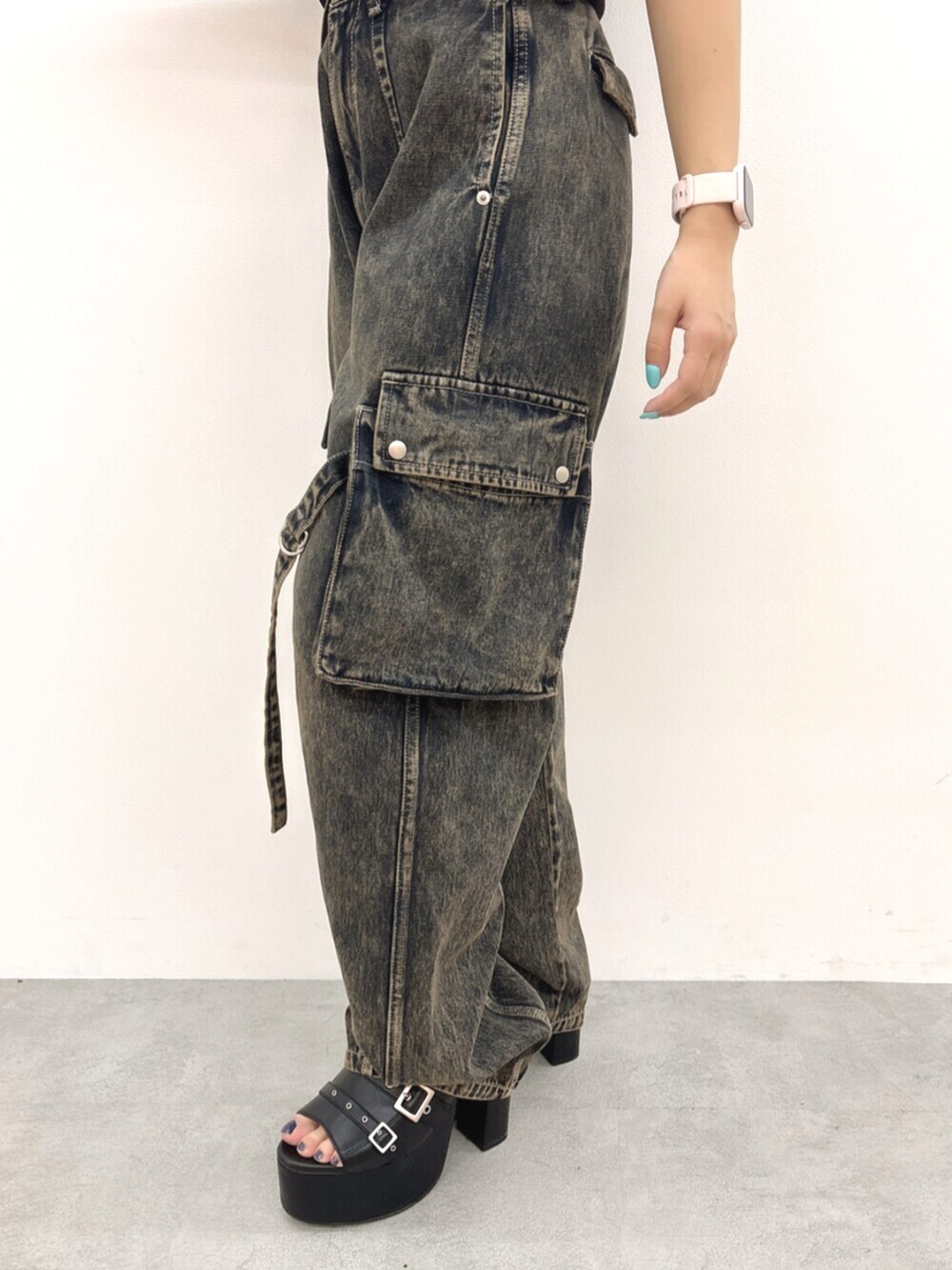 ブラック系のパーカー、ブルー系のデニムパンツ、ブラック系のサンダルを着用したレディースの夏コーディネートの7枚目の写真