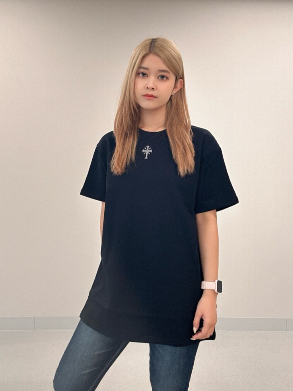 ブルー系のデニムパンツ、ブラック系のサンダル、ブラック系のTシャツ/カットソーを着用したレディースの夏コーディネートの4枚目の写真