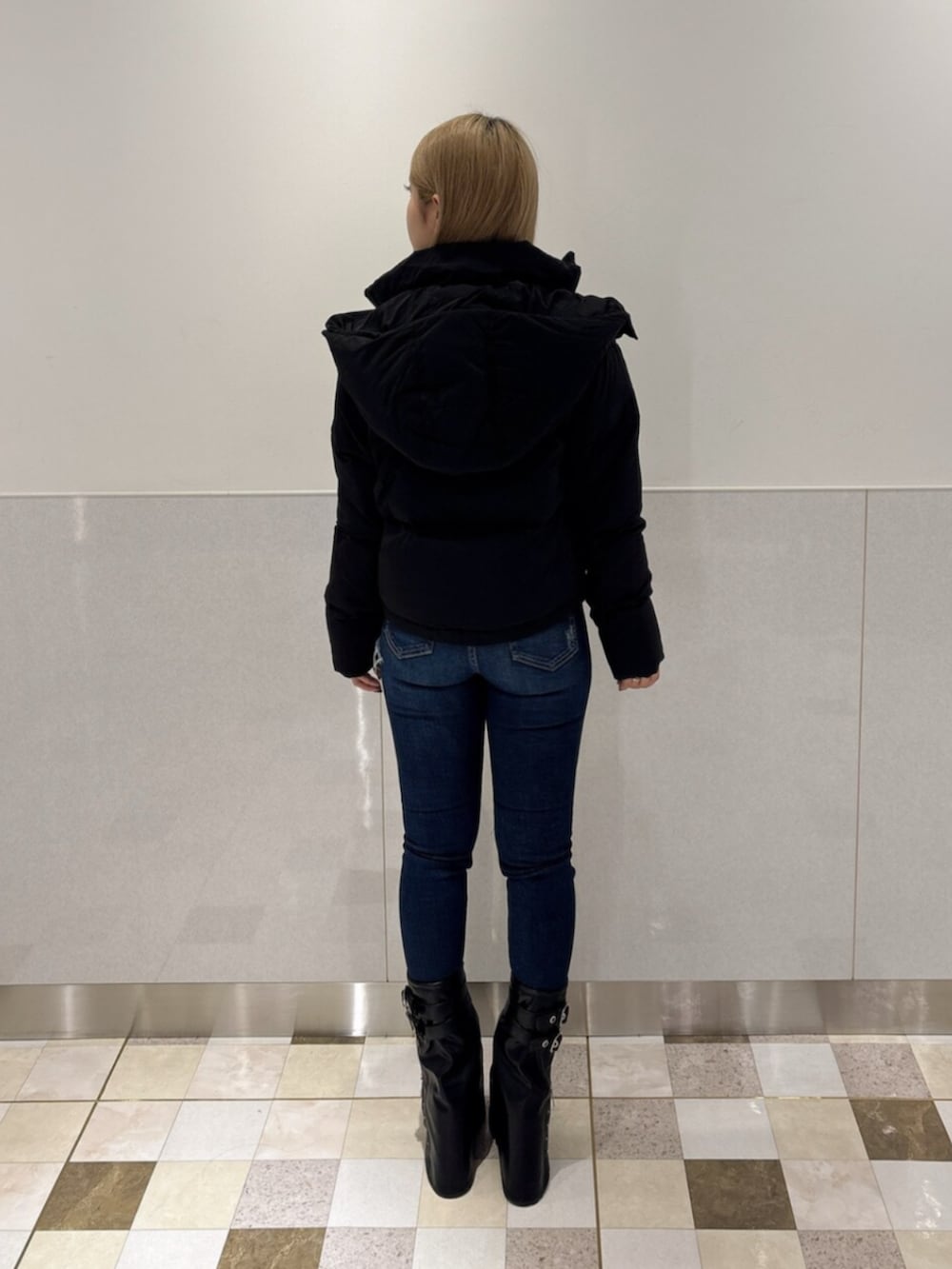 ブルー系のデニムパンツ、ブラック系のブーツ、ブラック系のTシャツ/カットソーを着用したレディースの秋コーディネートの3枚目の写真