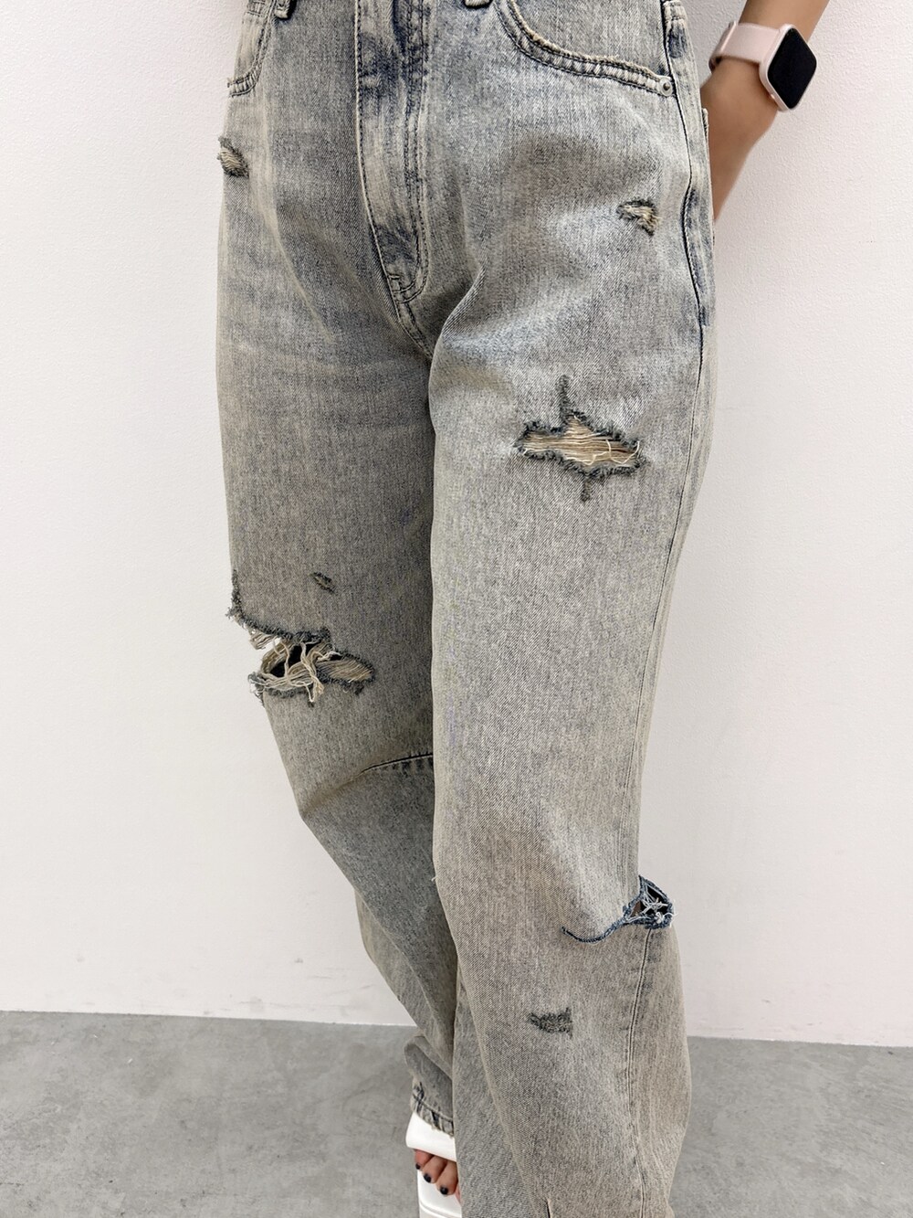 ブラック系のニット/セーター、ブルー系のデニムパンツ、ブラック系のバックパック/リュックを着用したレディースの夏コーディネートの7枚目の写真