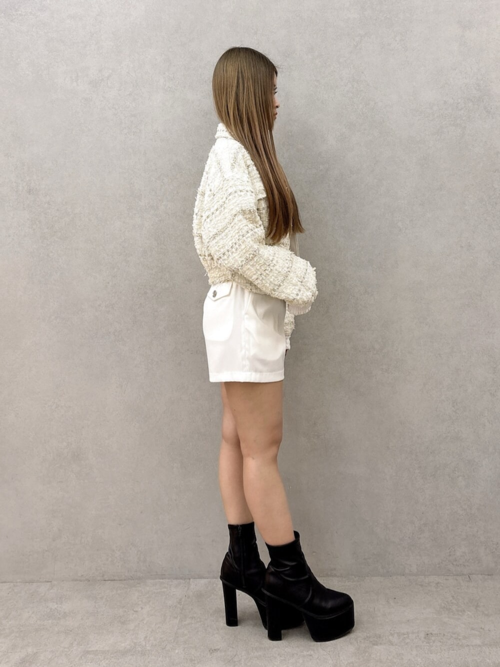 ブラック系のブーツ、ホワイト系のつなぎ/オールインワン、ホワイト系のその他アウターを着用したレディースの冬コーディネートの3枚目の写真