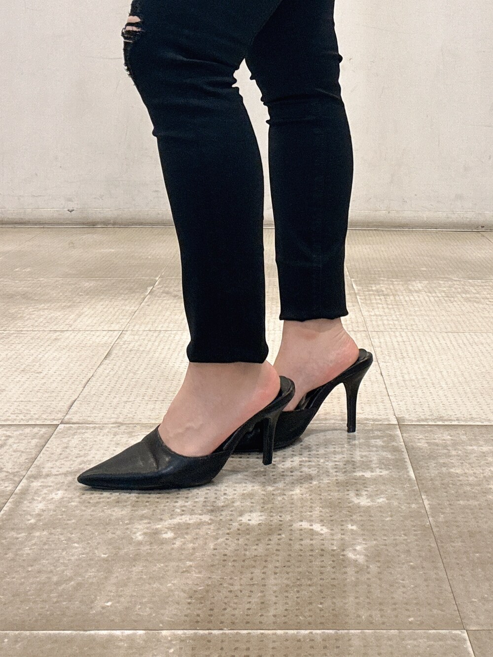 ブラック系のTシャツ/カットソー、ブルー系のデニムパンツ、ブラック系のパンプスを着用したレディースの春コーディネートの7枚目の写真