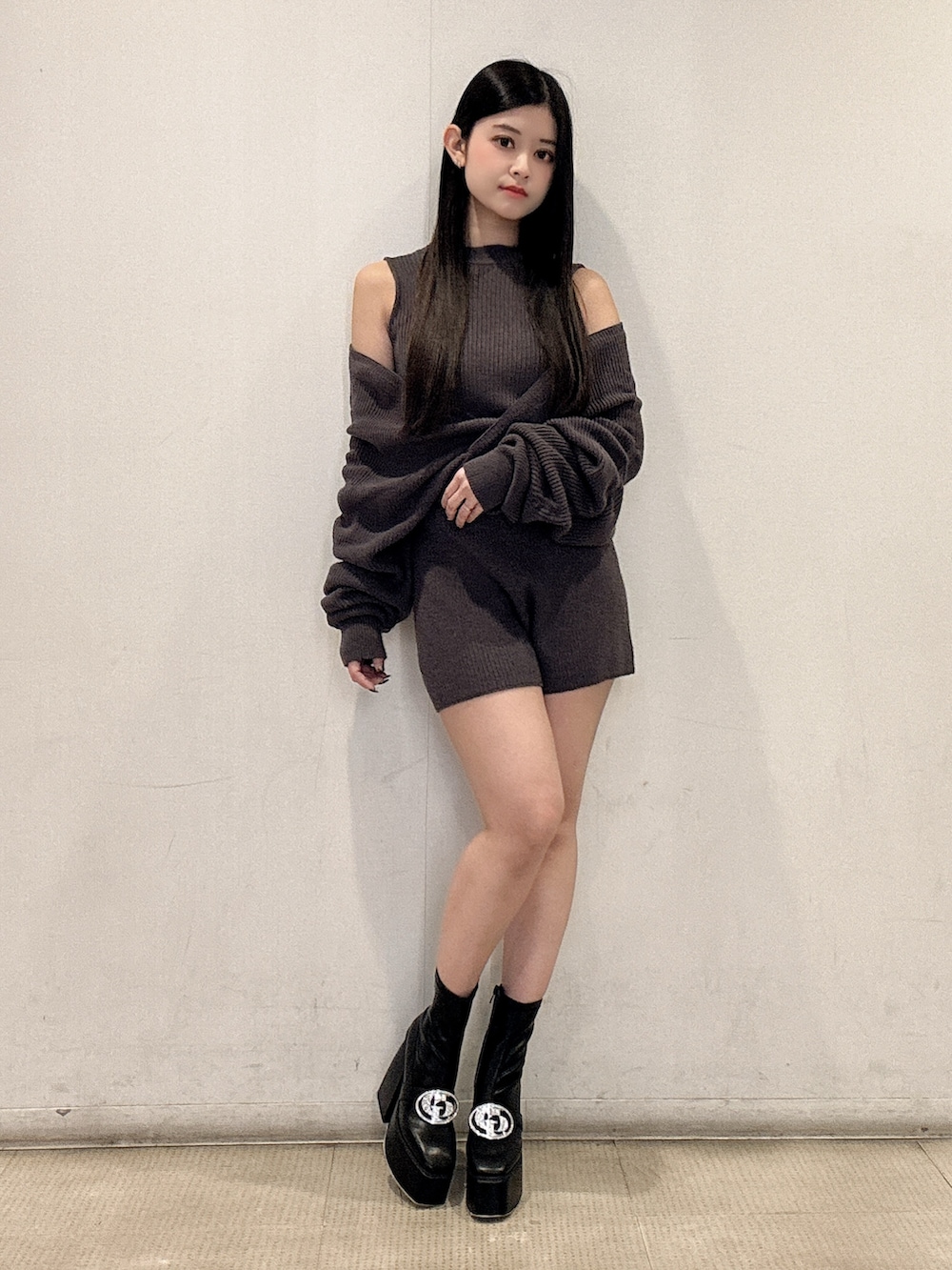 グレー系のつなぎ/オールインワン、ブラック系のブーツを着用したレディースの冬コーディネートの2枚目の写真