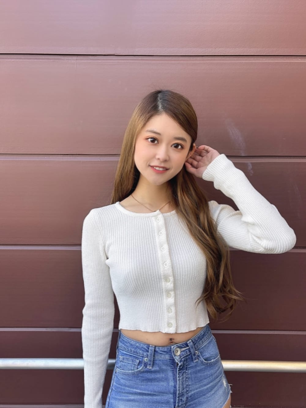 ホワイト系のカーディガン/ボレロ、ブルー系のデニムパンツ、ブラック系のパンプスを着用したレディースの春コーディネートの2枚目の写真