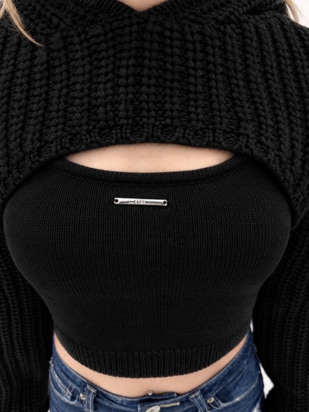 ブルー系のデニムパンツ、ブラック系のブーツ、ブラック系のニット/セーターを着用したレディースの秋コーディネートの5枚目の写真