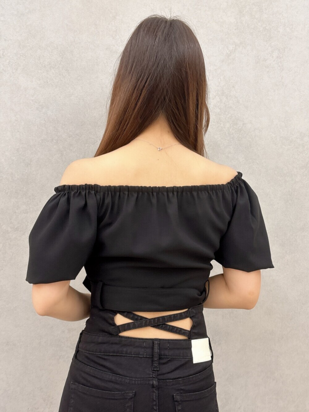 ブラック系のサンダル、ブラック系のシャツ/ブラウス、ブラック系のデニムパンツを着用したレディースの夏コーディネートの6枚目の写真
